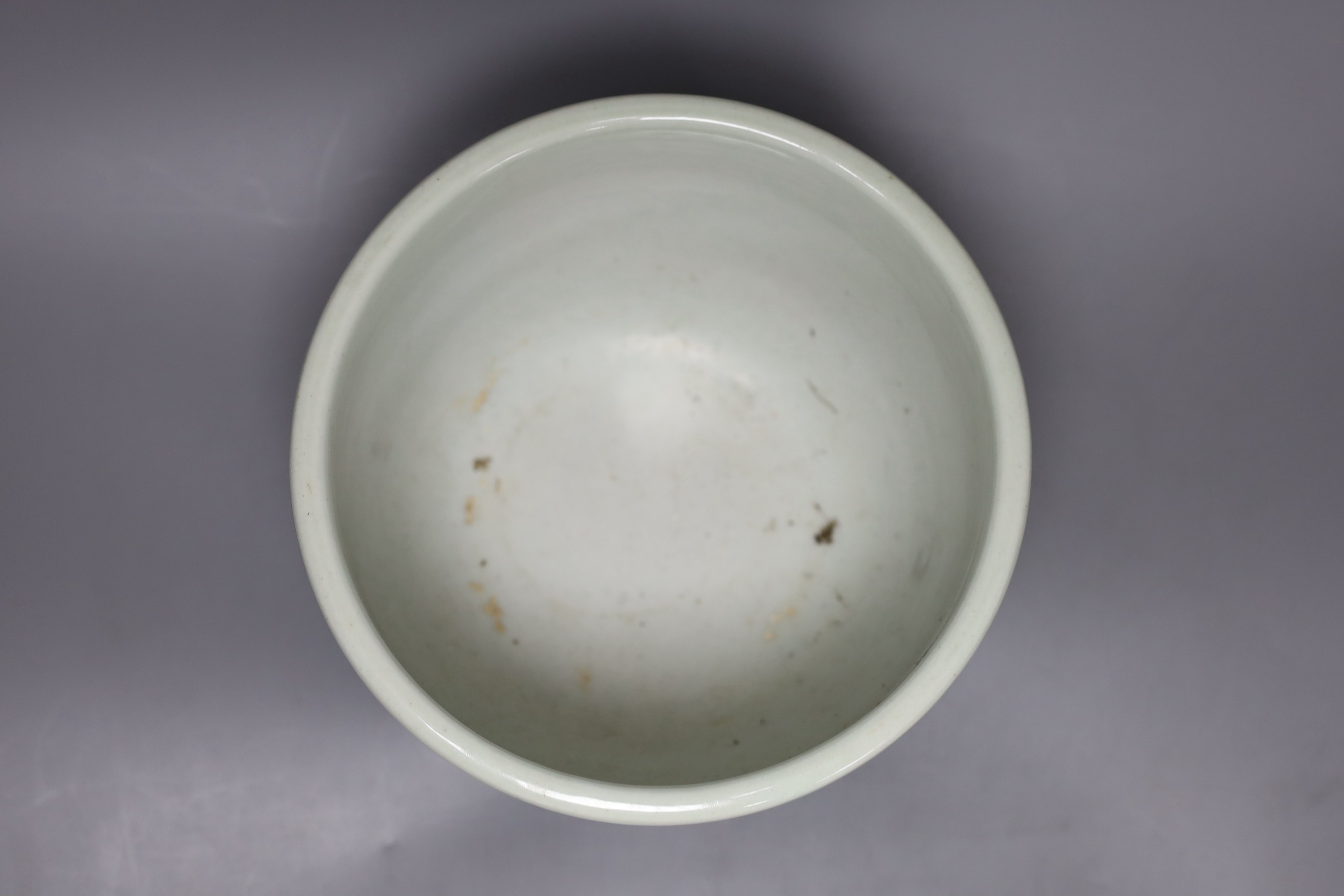 A late 19th century Chinese blue and white planter, 23cm diameter